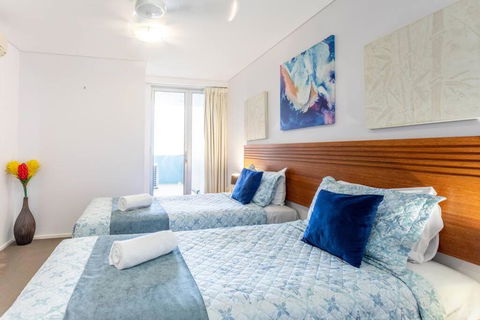 Azure Sea, Oceanviews, Wifi, 2 Pools + Gym - Accommodation Gladstone 4