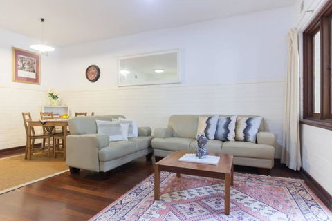 B2 Crawley Apartment 1 BRM & Sleepout Near UWA - Accommodation Gladstone 0