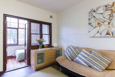 B3 Crawley Apartment 1 BRM & Sleepout Near UWA - Accommodation Gladstone 3