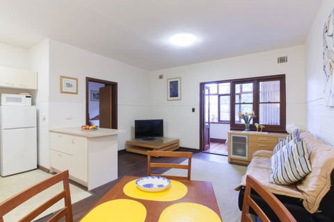 B3 Crawley Apartment 1 BRM & Sleepout Near UWA - Accommodation Gladstone 2