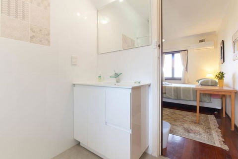 B8 Crawley Apartment 1 BRM & Sleepout Near UWA - Accommodation Gladstone 0