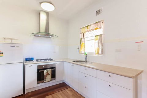 B8 Crawley Apartment 1 BRM & Sleepout Near UWA - Accommodation Gladstone 2