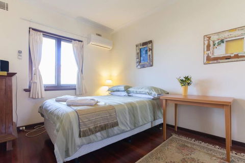 B8 Crawley Apartment 1 BRM & Sleepout Near UWA - Accommodation Gladstone 3