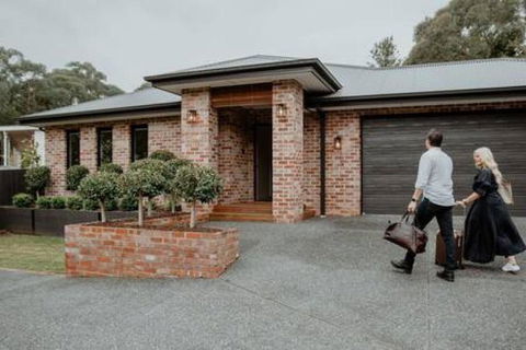BADGER HOUSE - 4 Bed, 4 Bath, Stunning Entertainer Plus Fire - Accommodation Gladstone 1