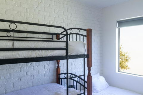 BAY PROPERTIES . Beach Street - Accommodation Gladstone 4