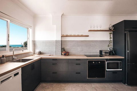 BAY PROPERTIES . Ocean Sounds - Accommodation Gladstone 1