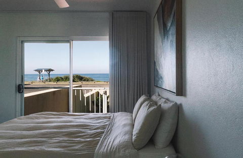 BAY PROPERTIES . Ocean Sounds - Accommodation Gladstone 4