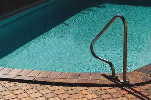 BAY PROPERTIES . Ocean Sounds - Accommodation Gladstone 2
