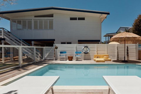 BAY PROPERTIES . The Sailors Bungalow - Accommodation Gladstone 2