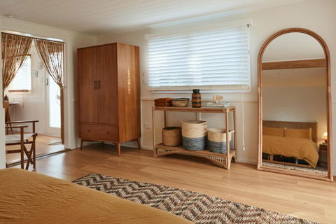 BAY PROPERTIES . The Sailors Bungalow - Accommodation Gladstone 4