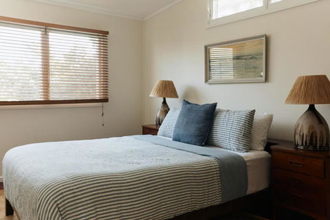 BAY PROPERTIES . The Sailors Upper Deck - Accommodation Gladstone 4