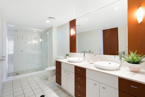 Chevron Renaissance Ocean View - Accommodation Gladstone 3