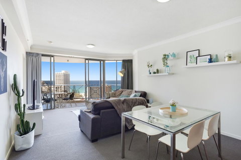 Chevron Renaissance Ocean View - Accommodation Gladstone 6