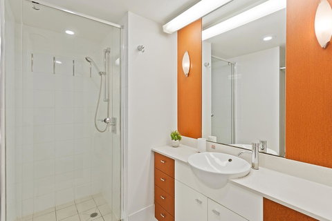Chevron Renaissance Ocean View - Accommodation Gladstone 22
