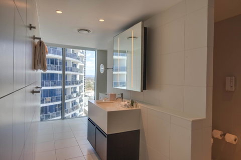 Hilton Surfers Paradise Hotel & Residences - Accommodation Gladstone 3
