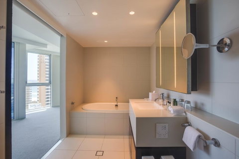 Hilton Surfers Paradise Hotel & Residences - Accommodation Gladstone 4