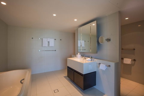 Hilton Surfers Paradise Hotel & Residences - Accommodation Gladstone 7