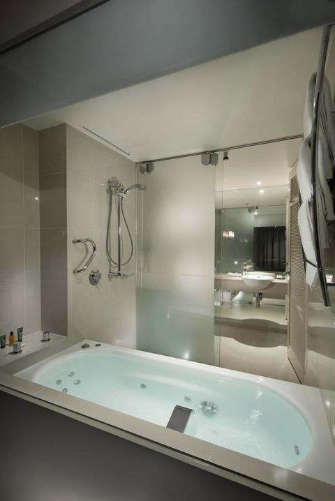 Hilton Cairns - Accommodation Gladstone 4