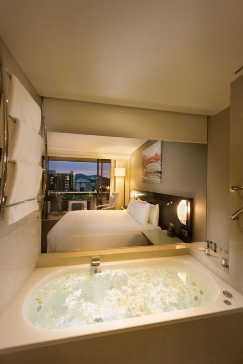 Hilton Cairns - Accommodation Gladstone 22