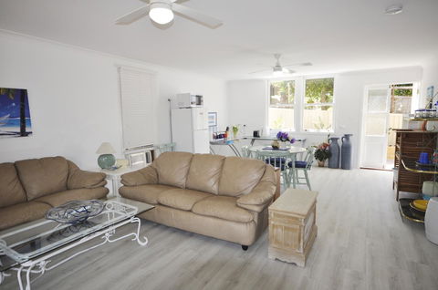 Retro Beach Flat - Accommodation Gladstone 14