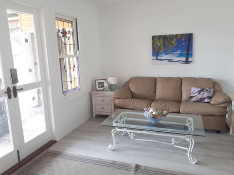 Retro Beach Flat - Accommodation Gladstone 13