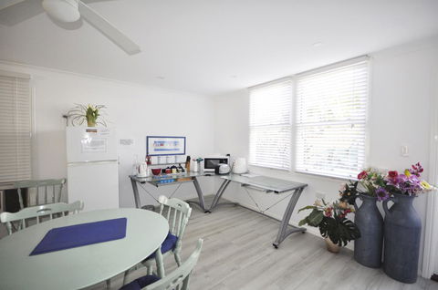Retro Beach Flat - Accommodation Gladstone 9