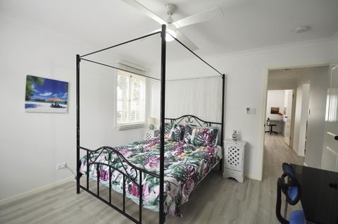 Retro Beach Flat - Accommodation Gladstone 8