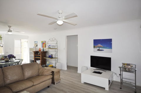 Retro Beach Flat - Accommodation Gladstone 4