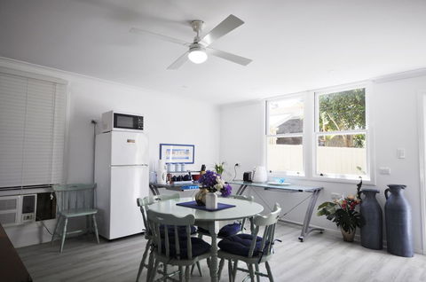 Retro Beach Flat - Accommodation Gladstone 12