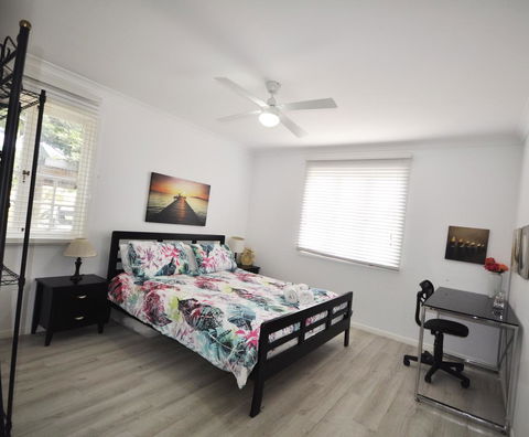 Retro Beach Flat - Accommodation Gladstone 5