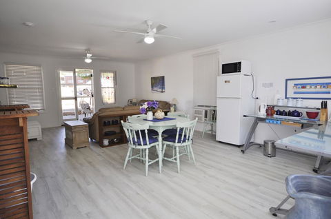 Retro Beach Flat - Accommodation Gladstone 10