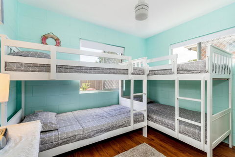 Charm And Comfort In This Ground Floor Unit With Water Views! Welsby Pde, Bongaree - Accommodation Gladstone 13