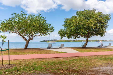 Charm And Comfort In This Ground Floor Unit With Water Views! Welsby Pde, Bongaree - Accommodation Gladstone 15