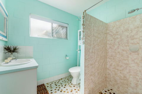 Charm And Comfort In This Ground Floor Unit With Water Views! Welsby Pde, Bongaree - Accommodation Gladstone 11