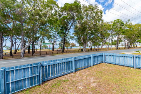 Charm And Comfort In This Ground Floor Unit With Water Views! Welsby Pde, Bongaree - Accommodation Gladstone 12
