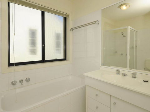 'Bagnall Views' 2/161 Government Rd - Stylish & Modern Duplex Across The Road To The Waters Edge - Accommodation Gladstone 1