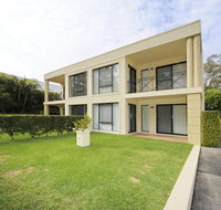 'Bagnall Views' 2/161 Government Rd - Stylish  modern duplex across the road to the waters edge - Accommodation Gladstone