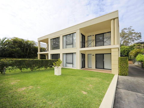 'Bagnall Views' 2/161 Government Rd - Stylish & Modern Duplex Across The Road To The Waters Edge - Accommodation Gladstone 0
