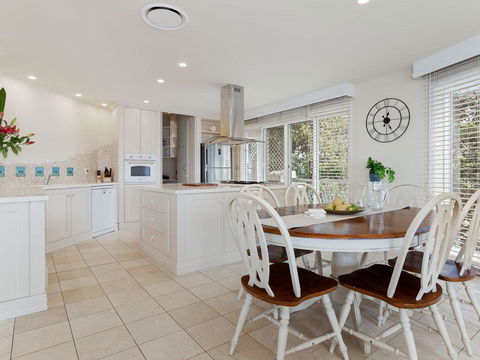 'Baylife Villa' 4a Warruga St - Large Home With WIFI, Netflix, Aircon, Linen & Spectacular Views - Accommodation Gladstone 3