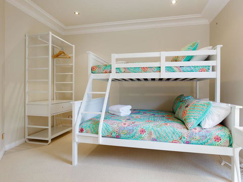 'Baylife Villa' 4a Warruga St - Large Home With WIFI, Netflix, Aircon, Linen & Spectacular Views - Accommodation Gladstone 1