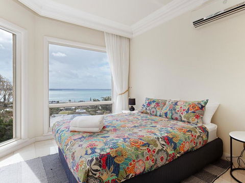 'Baylife Villa' 4a Warruga St - Large Home With WIFI, Netflix, Aircon, Linen & Spectacular Views - Accommodation Gladstone 2