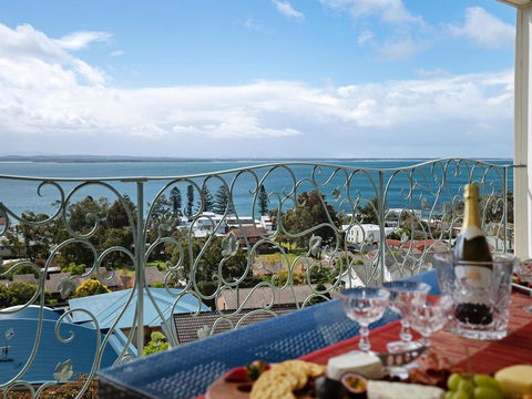 'Baylife Villa' 4a Warruga St - Large Home With WIFI, Netflix, Aircon, Linen & Spectacular Views - Accommodation Gladstone 0