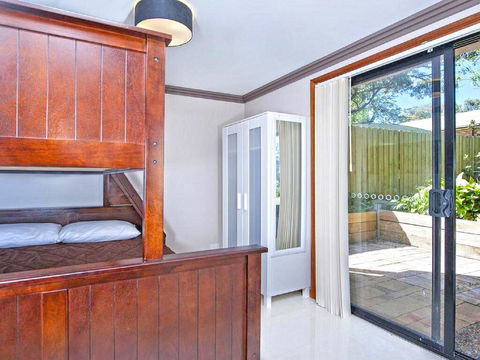 'Beach Break 2', 2/10 Lionel St - Downstairs Unit With Aircon - Accommodation Gladstone 1