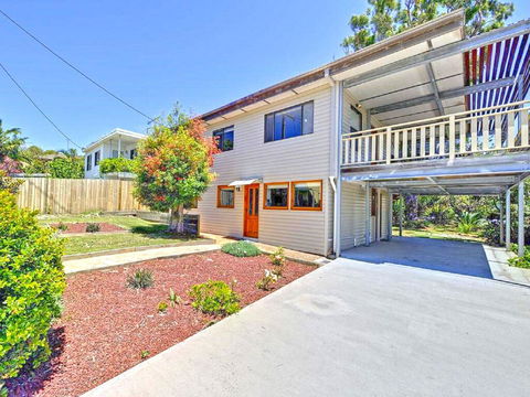 'Beach Break 2', 2/10 Lionel St - Downstairs Unit With Aircon - Accommodation Gladstone 0
