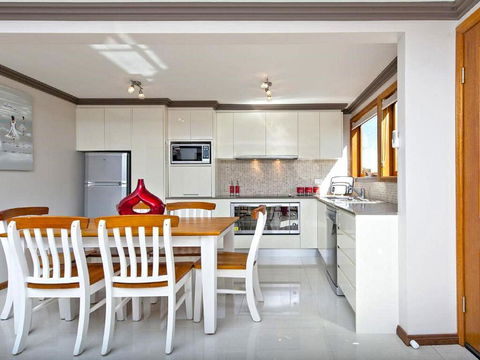 'Beach Break 2', 2/10 Lionel St - Downstairs Unit With Aircon - Accommodation Gladstone 2