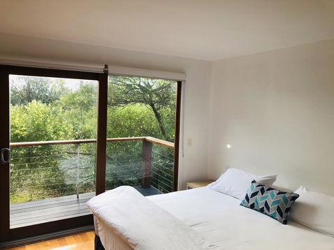 'Carinya' Coastal Cottage - Accommodation Gladstone 0