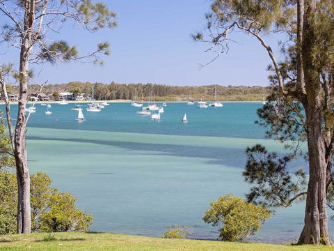 'Corlette Waterfront', 2/44 Danalene Parade - Waterfront Luxury, WIFI, Aircon, Boat Parking - Accommodation Gladstone 0