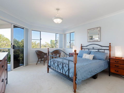 'GrandView', 10 Grandview Close - Huge House With Water Views, Aircon, WIFI, Netflix, Foxtel & Billiard Table - Accommodation Gladstone 1