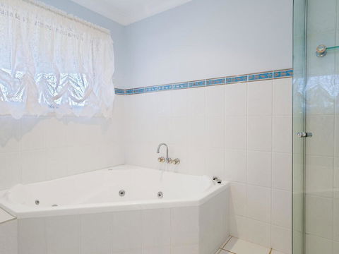 'GrandView', 10 Grandview Close - Huge House With Water Views, Aircon, WIFI, Netflix, Foxtel & Billiard Table - Accommodation Gladstone 2