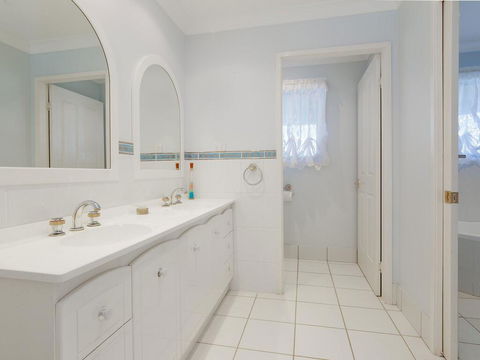 'GrandView', 10 Grandview Close - Huge House With Water Views, Aircon, WIFI, Netflix, Foxtel & Billiard Table - Accommodation Gladstone 3